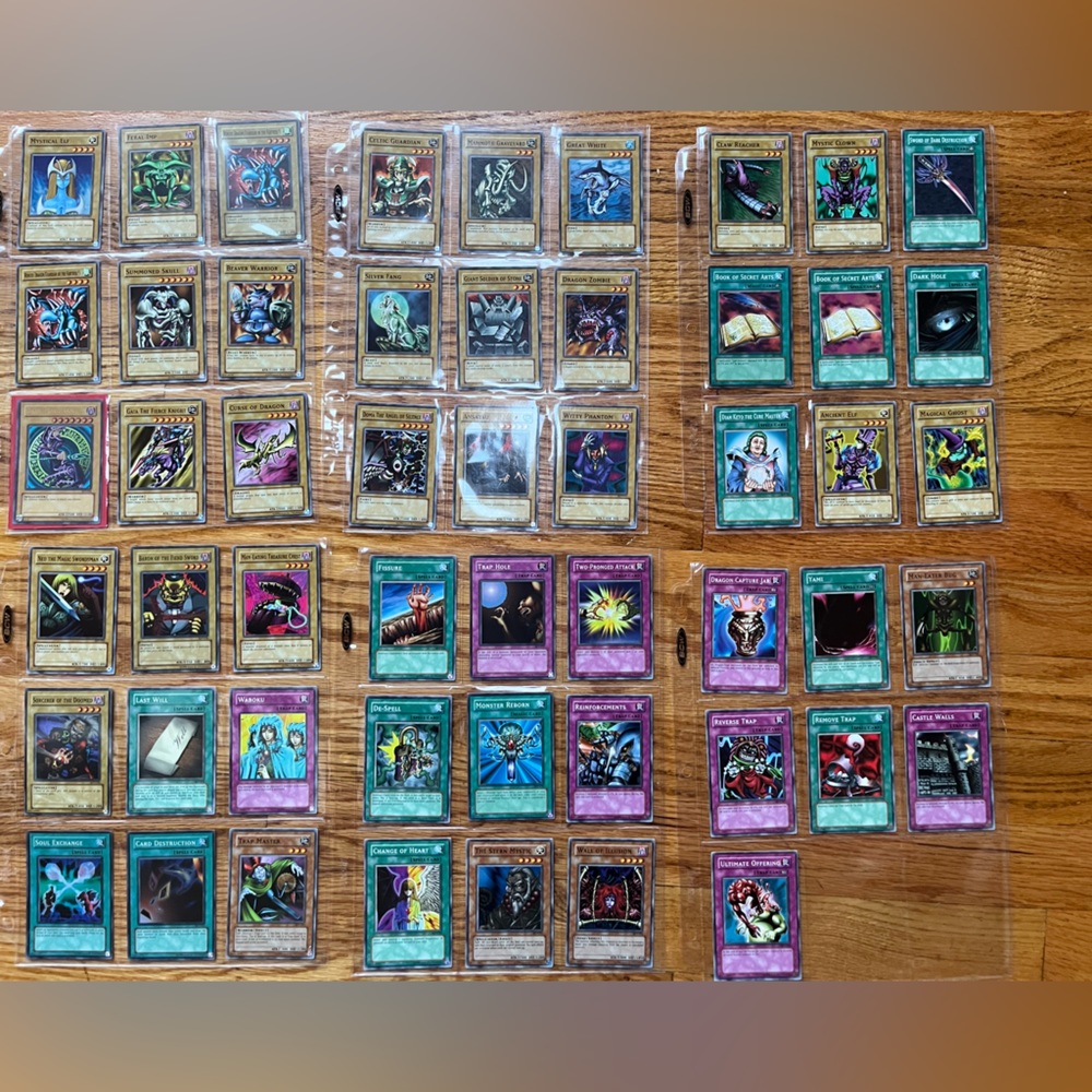 Complete Starter Deck Yugi Deck with 2 different artwork book of sacred arts.